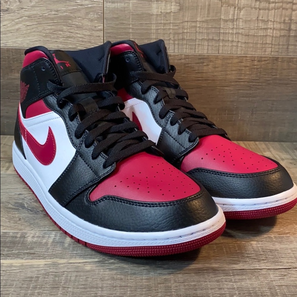Air Jordan 1 Mid “Bred Toe”